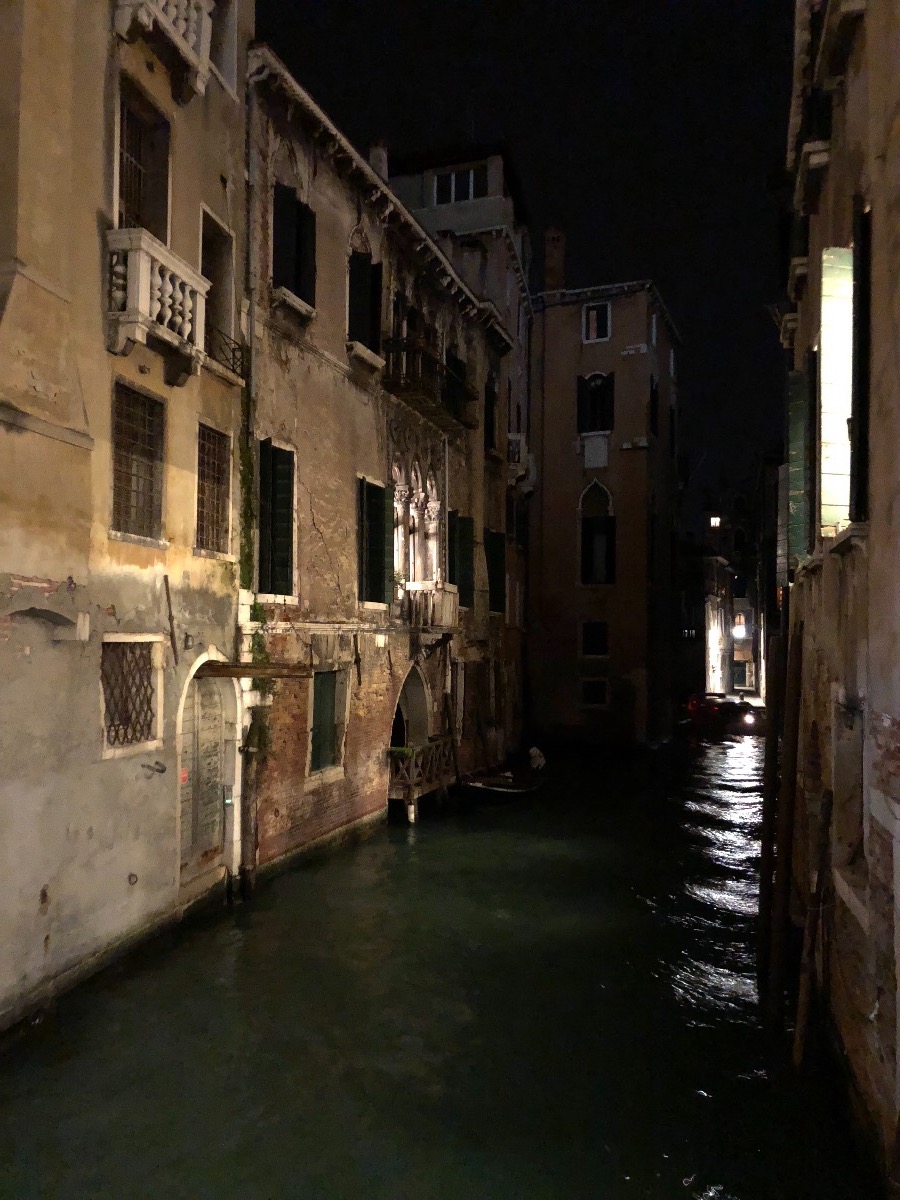 The tiny streets of Venice